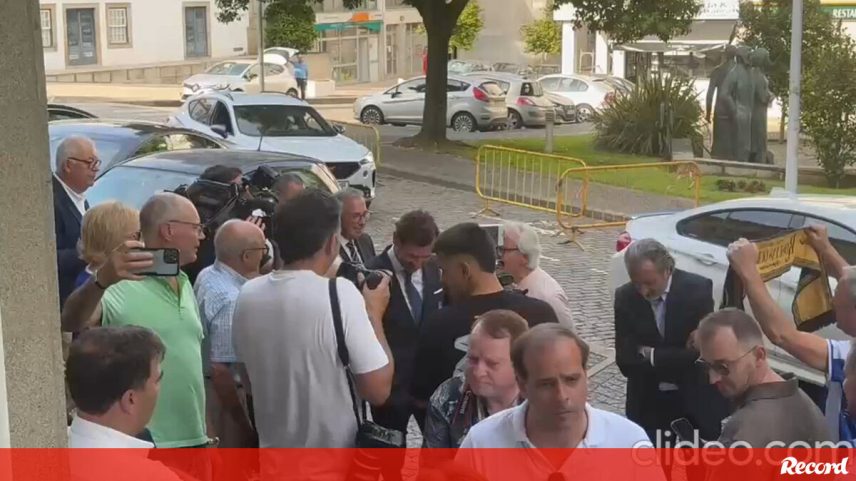 Imagens mostram a chegada de Villas-Boas à Casa FC Porto de Monção
