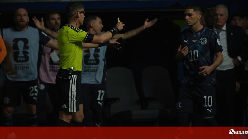 Nova regra de arbitragem aplicada a jogo do Mundial 2026 por identidade trocada