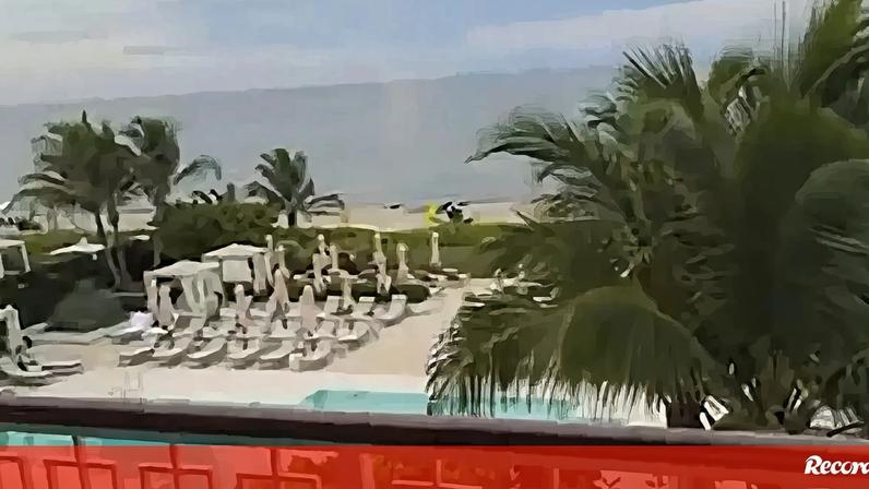 Rafael Leão mostra quarto em Miami com vista para a praia