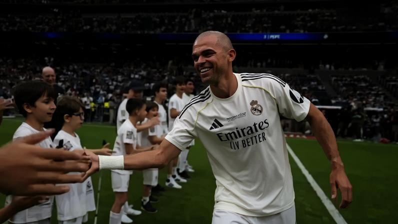 Pepe é ovacionado no regresso ao Bernabéu