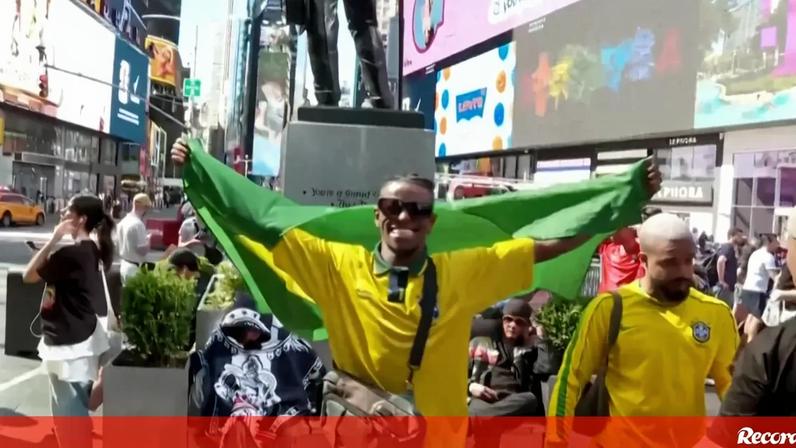 Adeptos de Brasil e Marrocos animam Times Square antes do jogo da Copa 2026