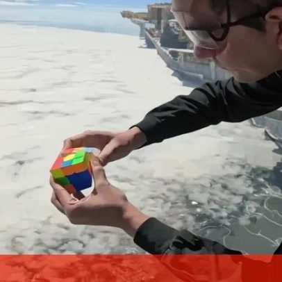 Paraquedista resolve dois cubos de Rubik a 4 mil metros e entra no Guinness