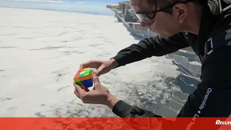 Paraquedista resolve dois cubos de Rubik a 4 mil metros e entra no Guinness