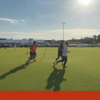 Cristiano Ronaldo passa perto da bancada e provoca entusiasmo entre fãs