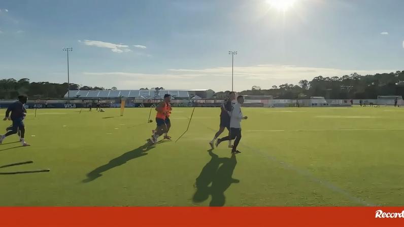 Cristiano Ronaldo passa perto da bancada e provoca entusiasmo entre fãs