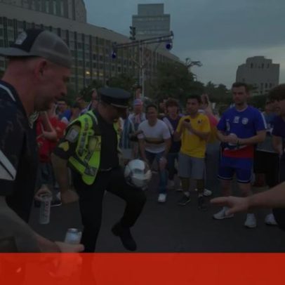 Polícia realiza demonstração de toques na bola e recebe aplausos em Boston