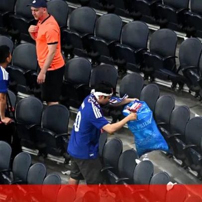 Adeptos japoneses mantêm tradição e limpam após jogo com a Holanda