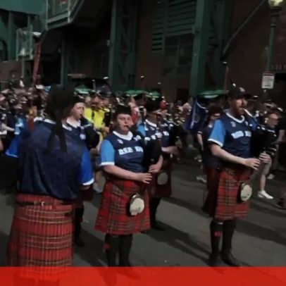Adeptos da Escócia celebram vitória sobre o Haiti nas ruas de Boston com gaitas