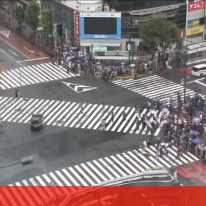 Japoneses celebram no cruzamento de Shibuya com organização exemplar