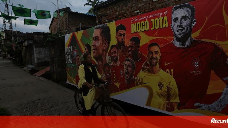 Em Howrah, nos arredores de Calcutá, há um mural com Cristiano Ronaldo e companhia
