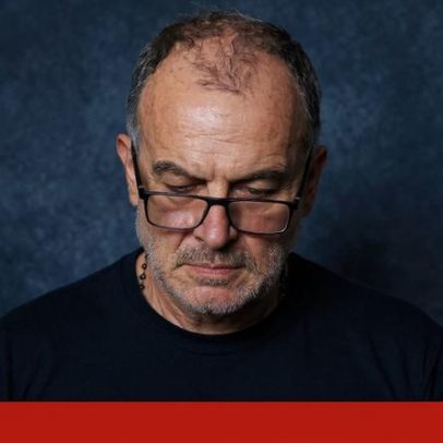 Bielsa em foto oficial polémica a olhar para o chão