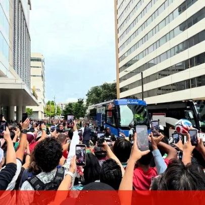 Ronaldo e seleção recebem dezenas de adeptos na chegada a Houston