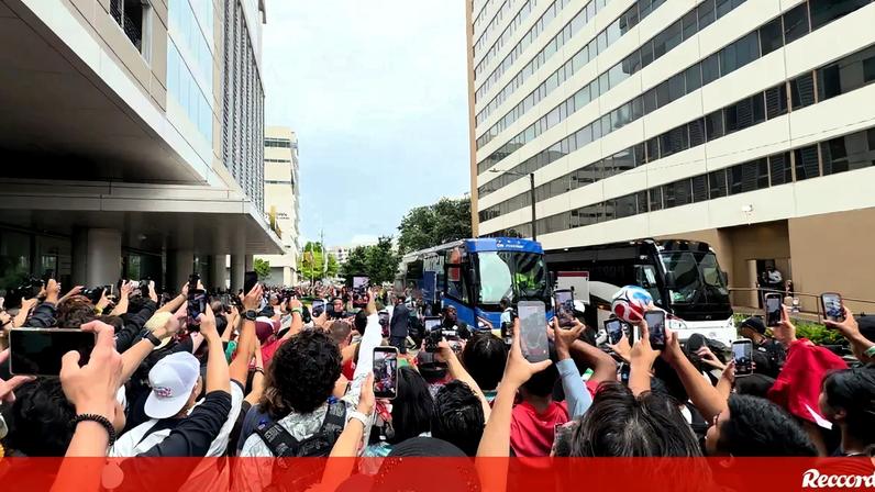 Ronaldo e seleção recebem dezenas de adeptos na chegada a Houston