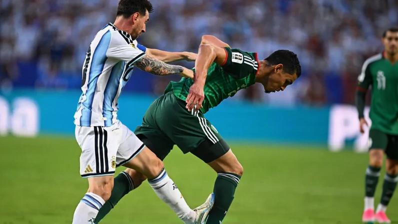 Messi podia ter sido expulso? Lance no Argentina-Argélia gera polémica