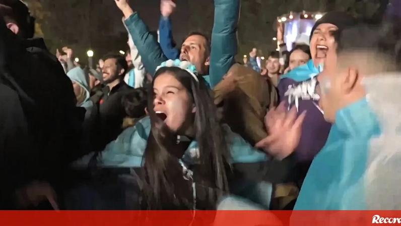 Adeptos celebram vitória da Argentina sobre a Argélia no Mundial 2026