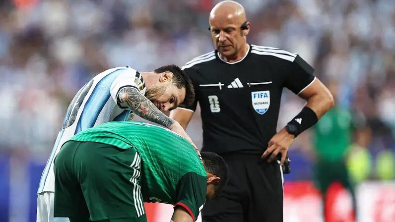Especialistas discutem se Messi merecia expulsão frente à Argélia