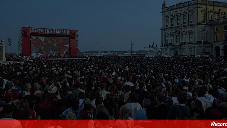 Adeptos no Terreiro do Paço dececionados com empate luso
