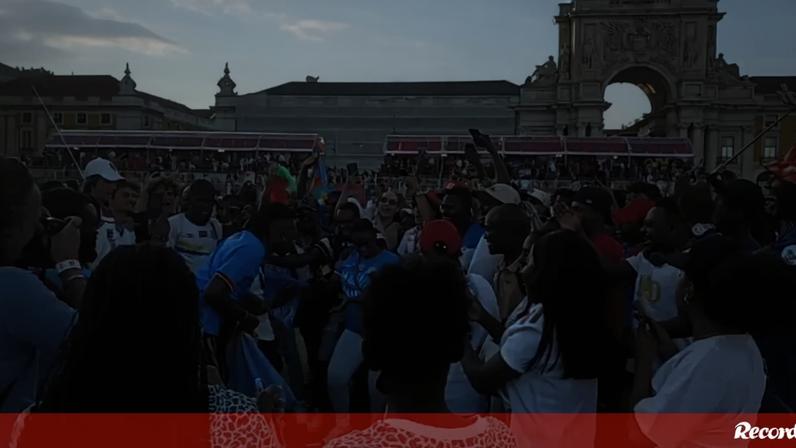 Adeptos da RD Congo festejam empate com Portugal na Lisboa Football Arena