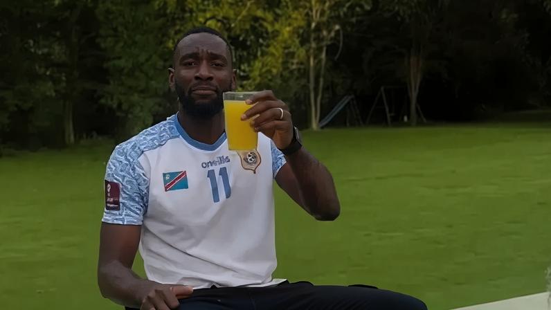 Antigo jogador do Sporting, Yannick Bolasie vibrou com o empate da 'sua' RD Congo diante de Portugal e, após o encontro, partilhou o seu já tradicional vídeo de celebração... com um copo de sumo de laranja.