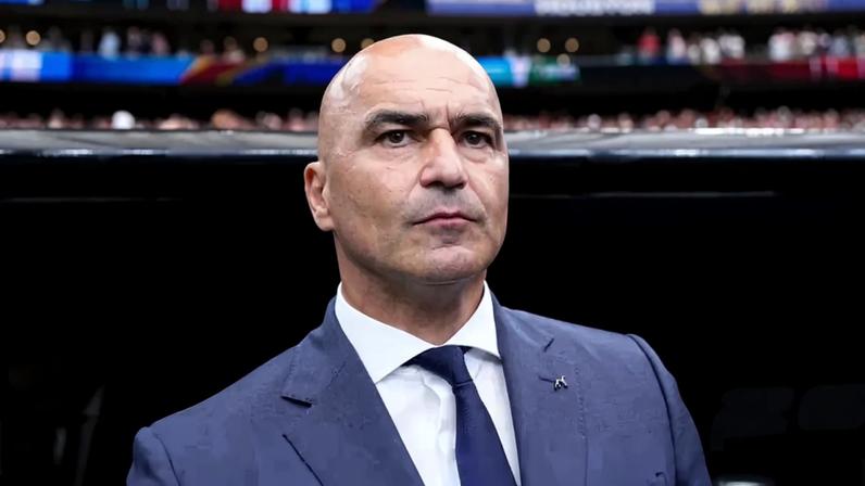Roberto Martínez junto ao banco de suplentes de Portugal