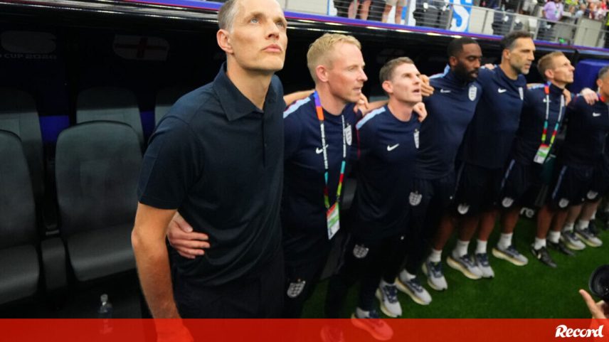 Tuchel coloca o braço à volta dos elementos da sua equipa técnica, todos obrigados a olhar para o ecrã gigante do estádio