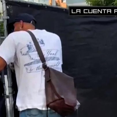 Borja Iglesias impedido pela segurança de entrar no hotel da seleção espanhola