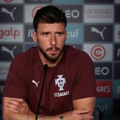 Rúben Dias é questionado sobre idas à praia da seleção e elogia o treinador