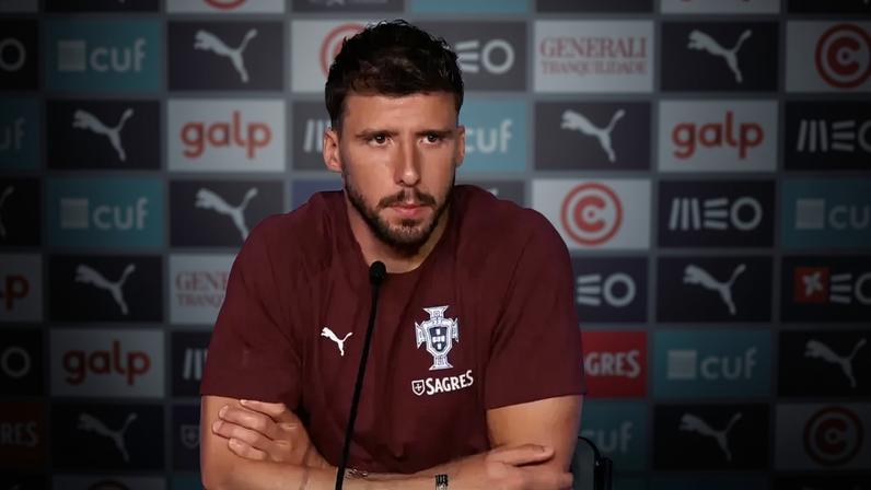 Confrontado com as idas à praia da Seleção - um tema que muita tinta tem feito correr nos últimos dias -, Rúben Dias deixou a sua visão sobre um método que considera ser "benéfico" para o grupo.