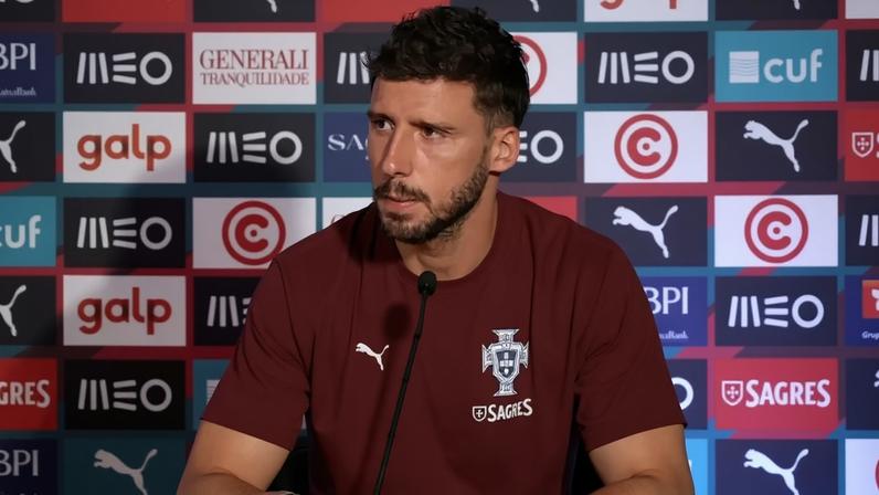 A propósito do empate de Portugal no arranque do Mundial, Rúben Dias reconheceu que a equipa perdeu alguma disciplina e que o jogo entrou numa fase estranha depois do golo de João Neves.