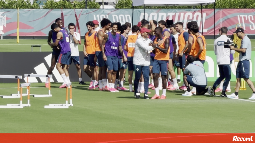 Treino da Seleção: ambiente de boa disposição com calduços e aplausos