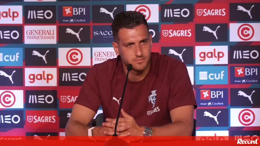 Questionado sobre se as críticas a Cristiano Ronaldo são justas, Diogo Dalot não respondeu diretamente, mas deixou claro que o grupo está unido. Por outro lado, o defesa diz que há quem não queira que Portugal ganhe, ainda que não adiante de quem fale.