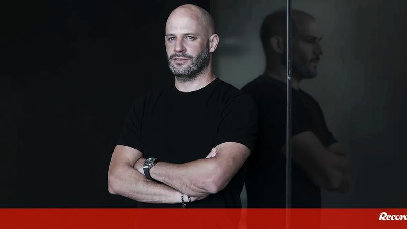 Técnico do Botafogo admite dificuldades em lidar com a paixão dos adeptos do futebol brasileiro