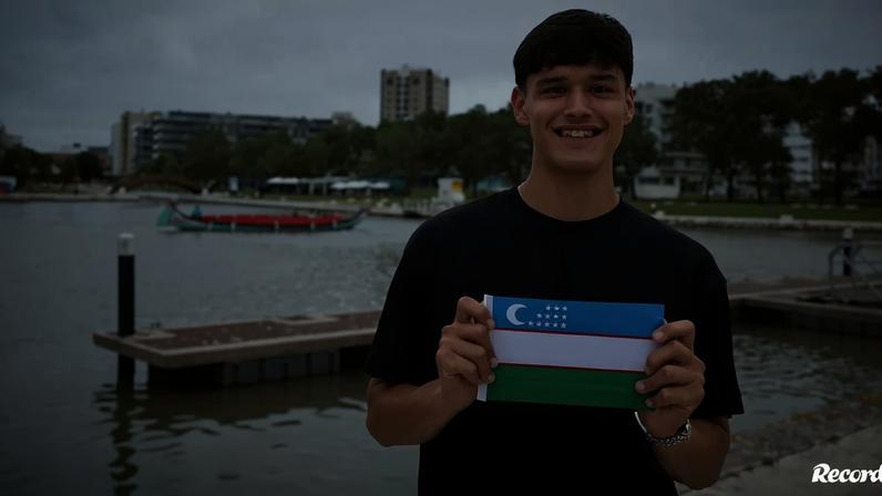 Laziz Pardayev, lateral de 20 anos que na última época se sagrou campeão distrital da Divisão de Honra da AF Coimbra, pelo ACR Seixo Mira, nasceu e cresceu no Uzbequistão até aos 8 anos, mas vive em Aveiro há 12 e garante que vai ficar contente seja qual for o desfecho do jogo do Campeonato do Mundo que coloca frente a frente Portugal e o seu país de nascimento. Coração dividido, contudo, sem esconder que tem Cristiano Ronaldo como ídolo de criança e Nuno Mendes como referência futebolística.