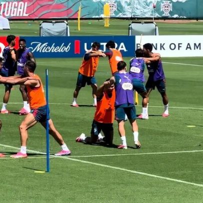 Ronaldo ajoelha-se para aquecer com Francisco Conceição durante treino