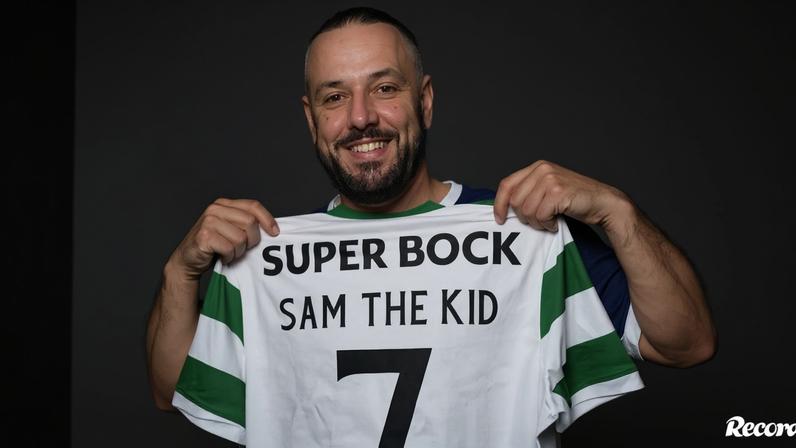 Camisola 7 do Sporting oferecida a Sam The Kid no Rock in Rio