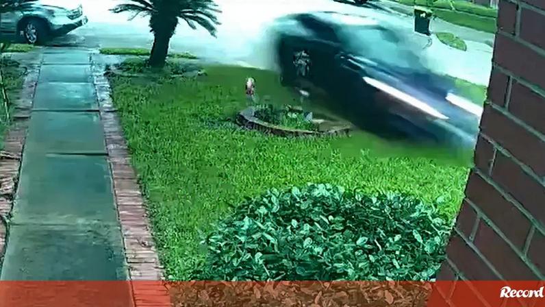 Tesla embate contra casa e mata mulher no Texas