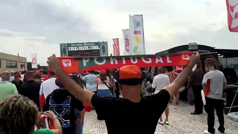 Centenas de adeptos a apoiar Portugal