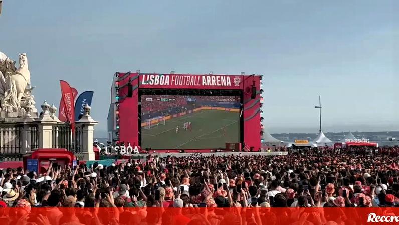 Nuno Mendes marca de livre e adeptos celebram na Portugal Football Arena