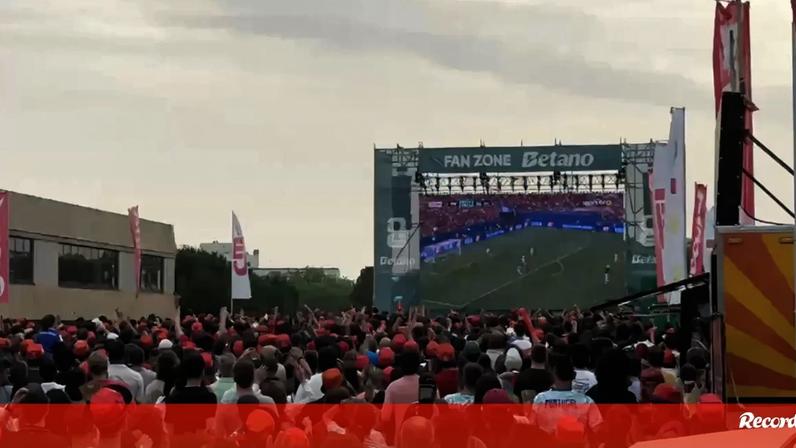 Adeptos na Fan Zone Betano em Gaia festejam efusivamente segundo golo de Cristiano Ronaldo