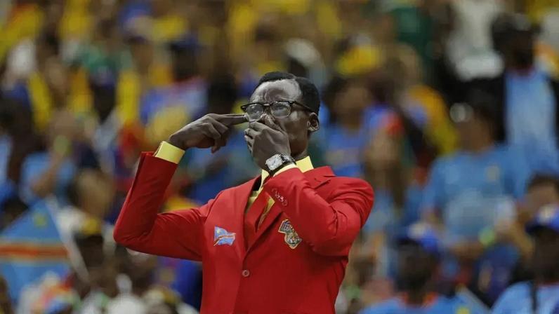 Adepto do Congo permanece imóvel durante todo o jogo