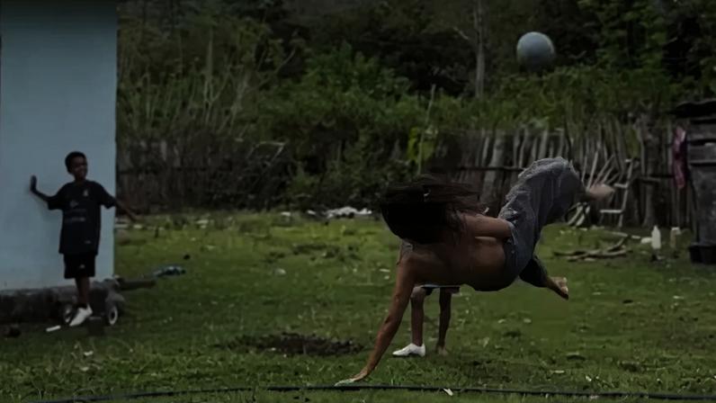 Kika Nazareth surpreende crianças na Indonésia com pontapé de bicicleta
