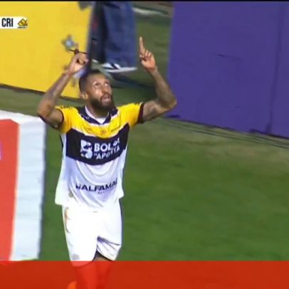 Defesa central ex-Benfica marca golaço de letra no Brasil