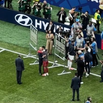 Ronaldo e Martínez trocam abraço após goleada frente ao Uzbequistão