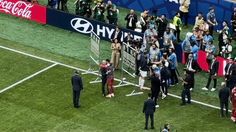 Ronaldo e Martínez trocam abraço após goleada frente ao Uzbequistão