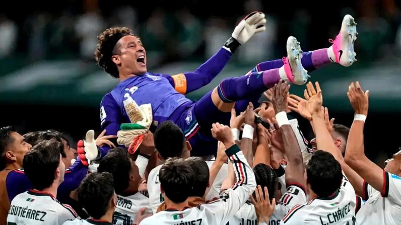 Ochoa ingressa num grupo restrito com Ronaldo e Messi