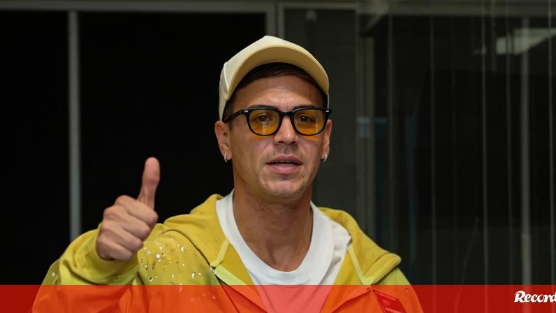 Enzo Barrenechea apresenta camisola curiosa no Benfica Campus