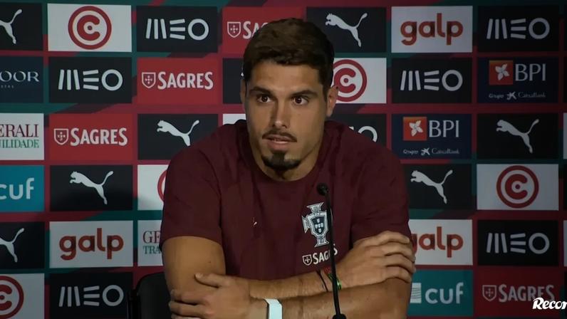 Pedro Neto admite que não consegue estar perto de Trincão sem cometer erros