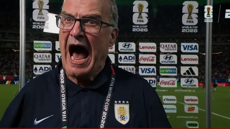 Bielsa volta a impressionar com entrevista-relâmpago que arrancou com berro
