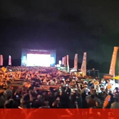 Momento do hino nacional na Fan Zone Betano antes de Colômbia-Portugal
