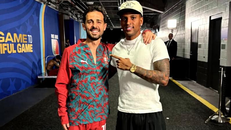 Rodrygo assiste Colômbia-Portugal e tira foto com Bernardo Silva